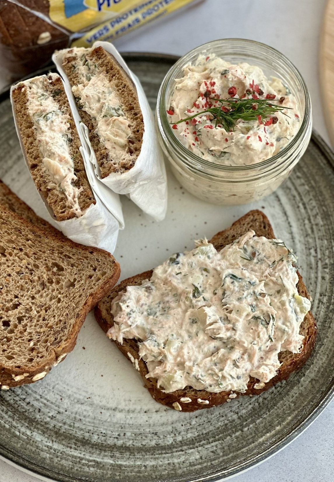Verse zalmspread met rauwe venkel, dille en pistachenoten